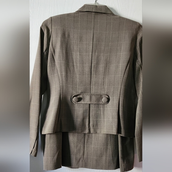 Women's skirt suit - Picture 2 of 5